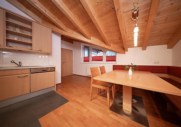 Küche mit Esstisch - Arche Dorfzentrum