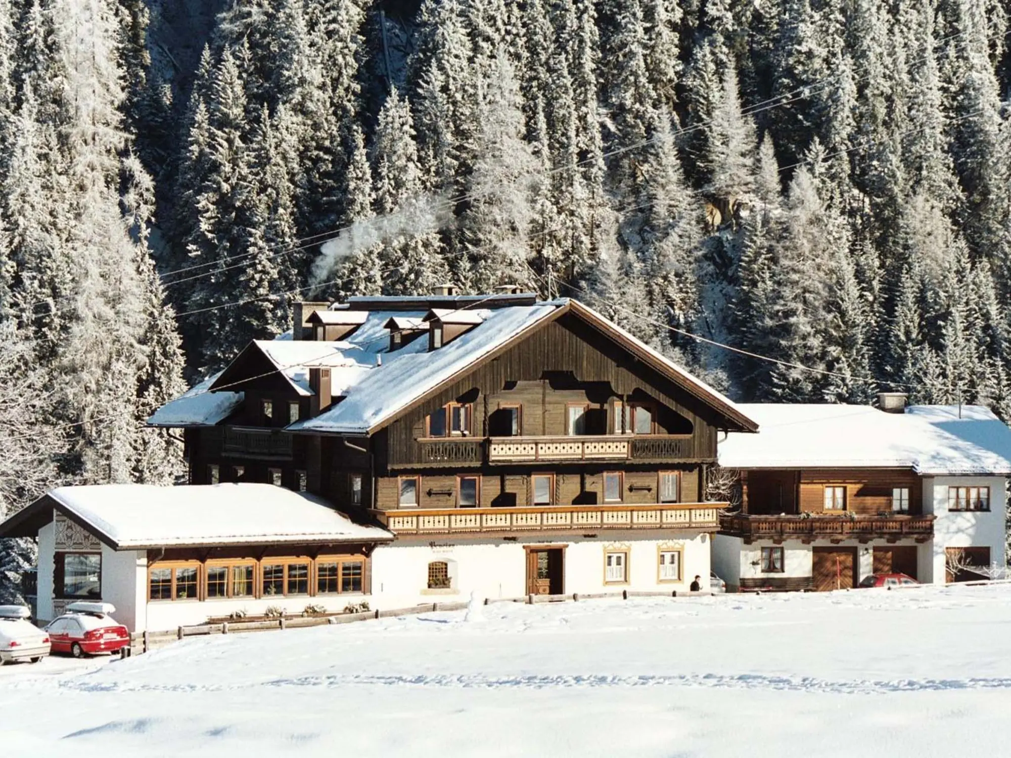 Außenansicht der Pension In der Mauer im verschneiten St. Jakob im Defereggental