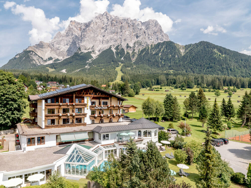 Außenansicht des Wellness-Sporthotel Alpenhof