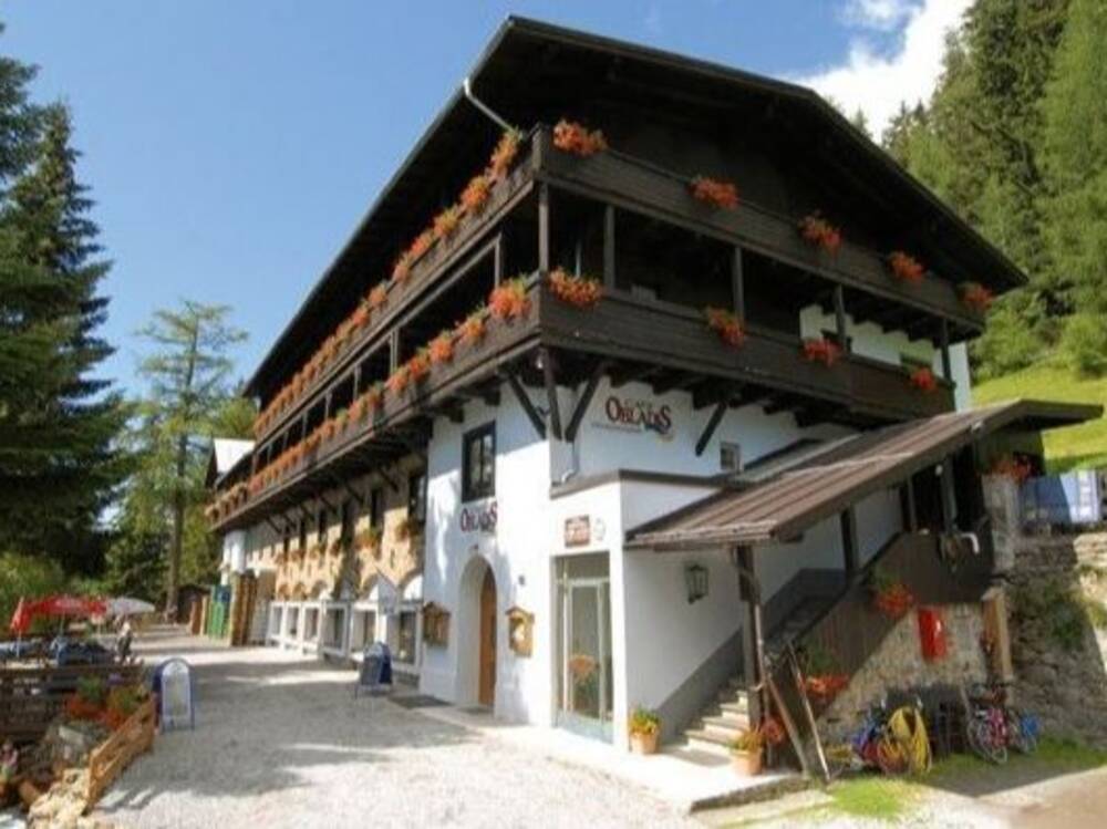 Außenansicht von der Pension Obladis im Sommer