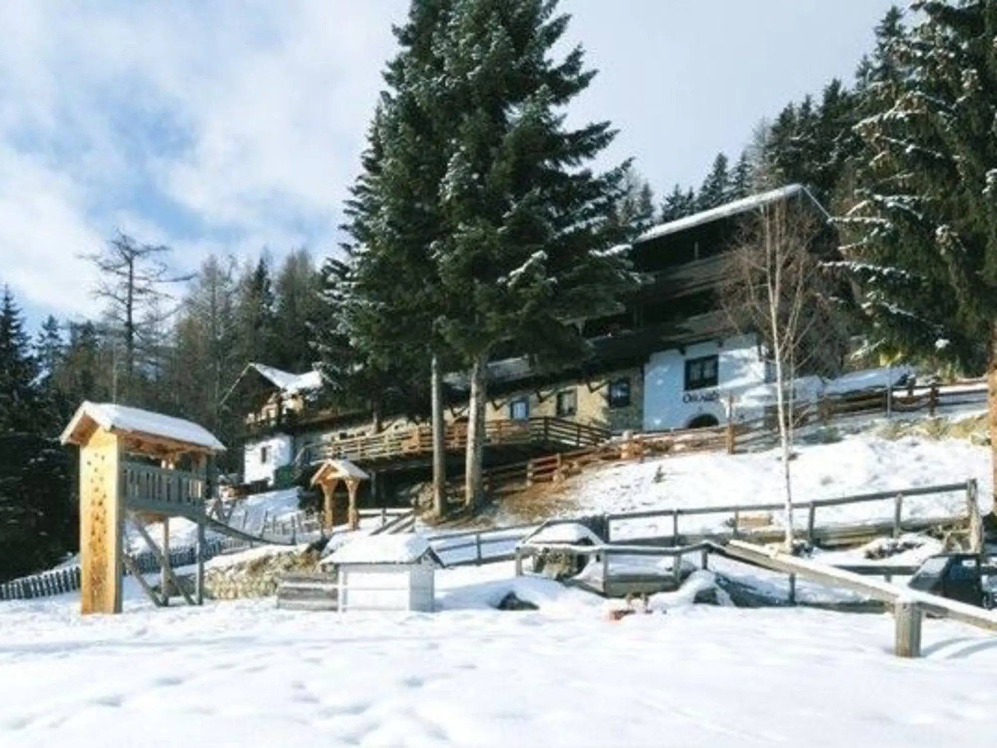 Außenansicht von der Pension Obladis im Winter