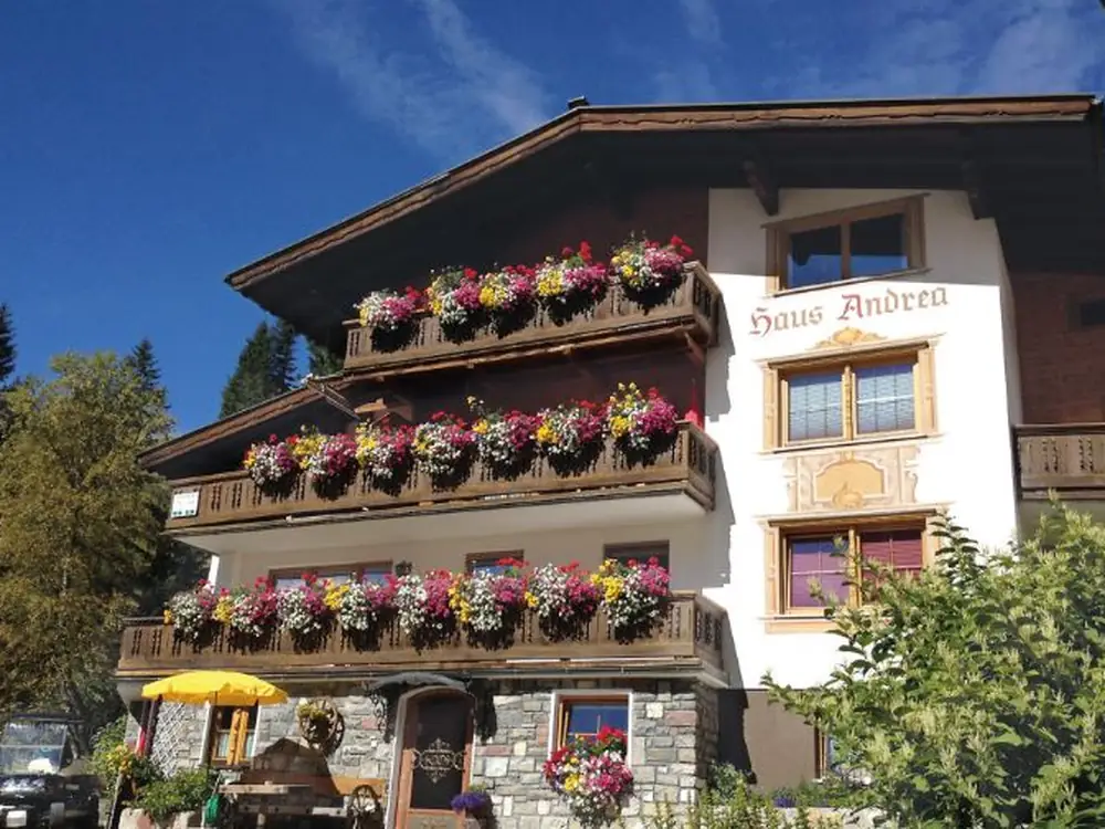 Aussenansicht vom Appart Andrea im Sommer