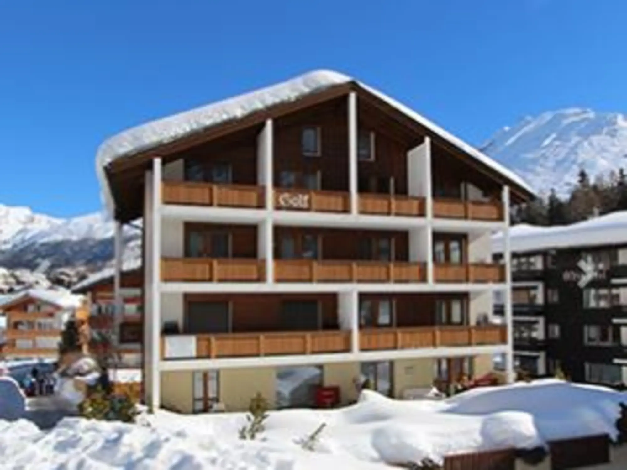 Aussenansicht vom Ferienhaus-Apartment Golf in Saas-Fee im Sommer