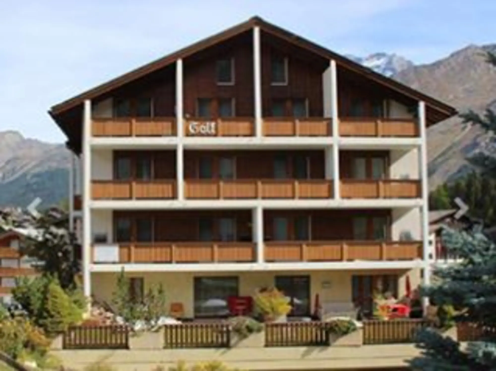 Aussenansicht vom Ferienhaus-Apartment Golf in Saas-Fee im Sommer