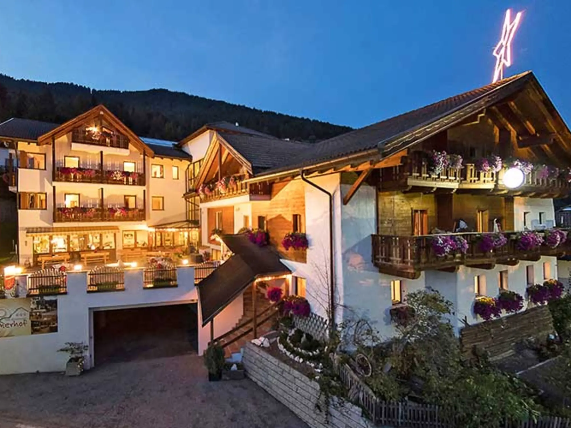 Aussenansicht vom Hotel Tonnerhof in Ratschings im Sommer