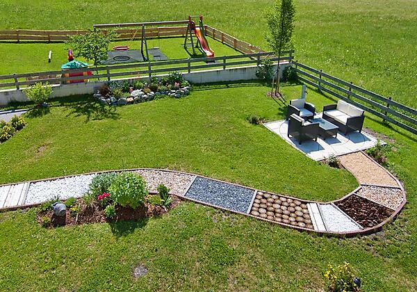 Wellnessgarten und Spielplatz