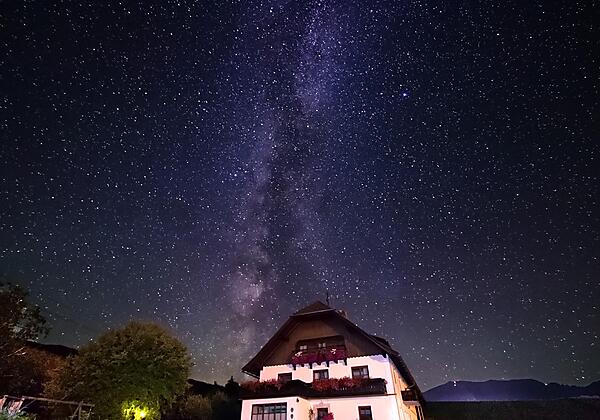 Milchstraße über dem Gästehaus Bacher