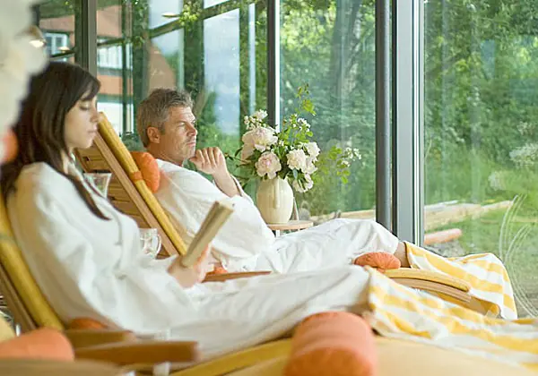 Gäste entspannen auf Ruheliegen im Bad Clevers Gesundheitsresort & Spa