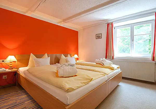 Ein Doppelzimmer im Bad Clevers Gesundheitsresort & Spa