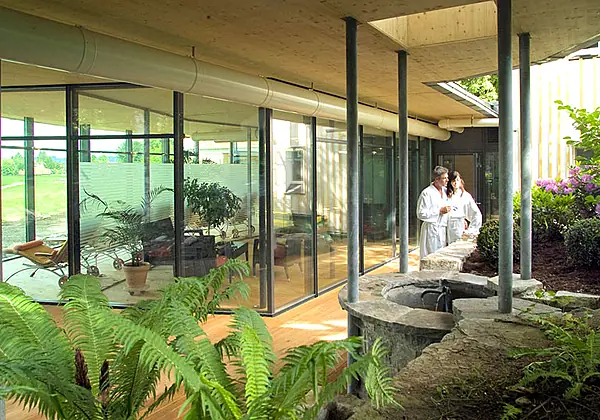 Gäste im Garten vom Bad Clevers Gesundheitsresort & Spa