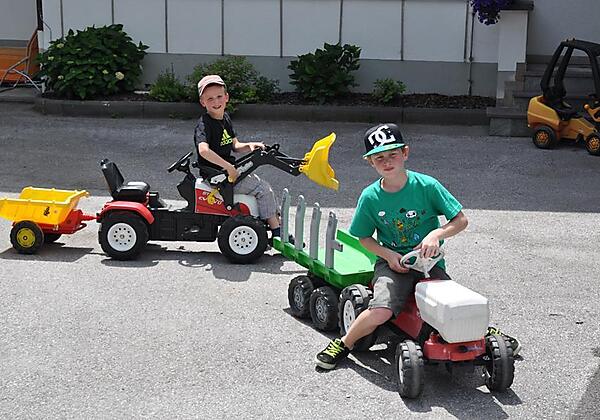 Kinder spielen mit Traktor