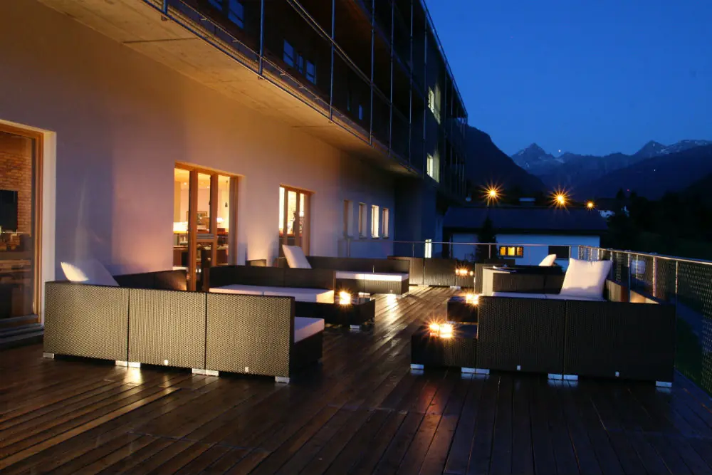 Die Terrasse am Abend vom Aktivhotel BASEmontafon
