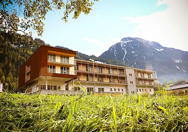Aussenansicht vom Aktivhotel BASEmontafon im Sommer