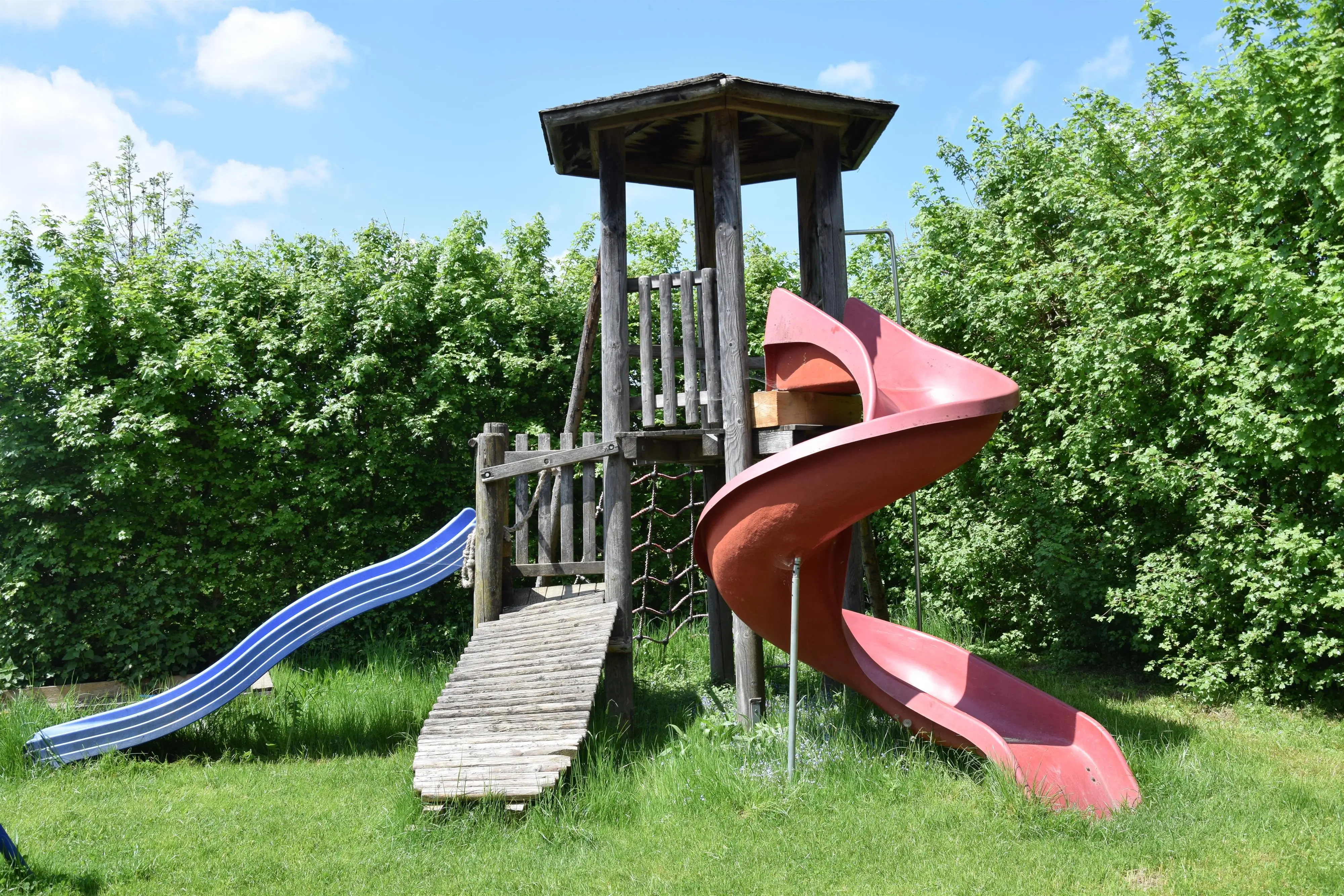 Spielturm mit Rutschen