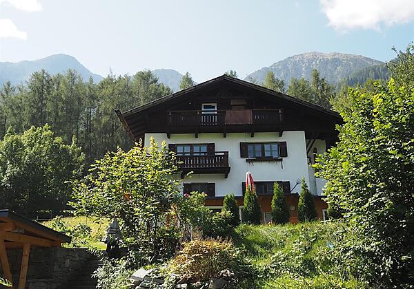 Blick aufs Haus vom  Pool