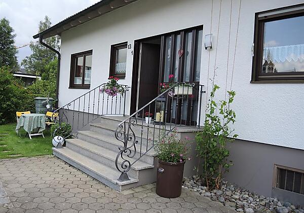 Bei Mechlers Eingang von rechts