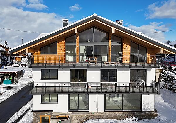 Ansicht mit Balkonen