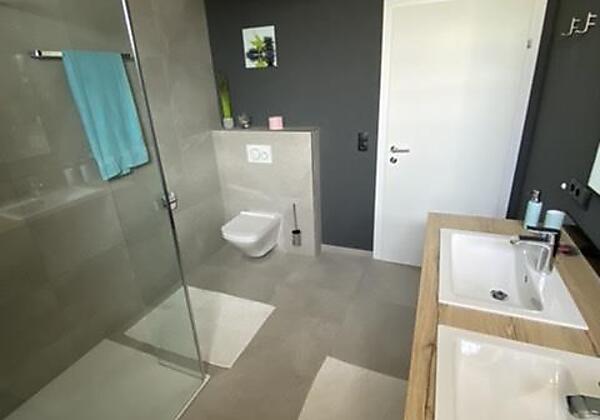 Bergduft - Dusche mit Doppel-Waschtisch