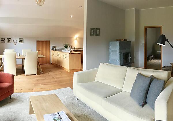 Wohnzimmer mit Ess-und Küchenbereich