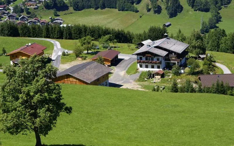Luftaufnahme der Berghof Pension Wiesfleck in Gries