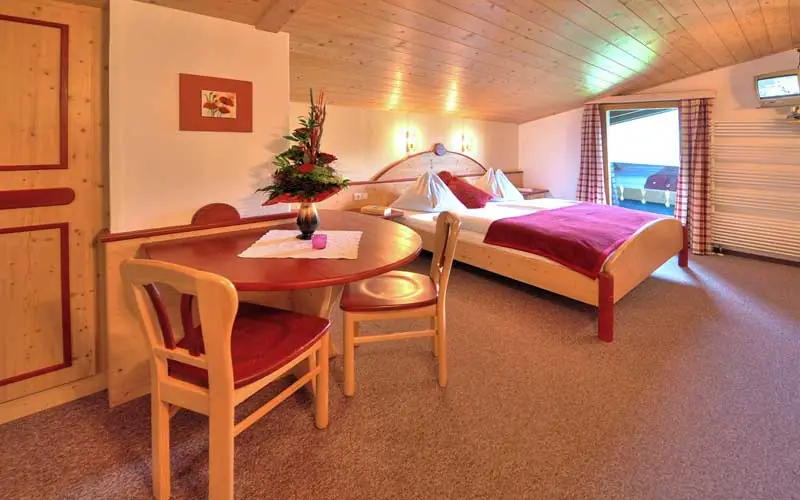 Blick ins Zimmer Klatschmohn der Berghof Pension Wiesfleck in Gries