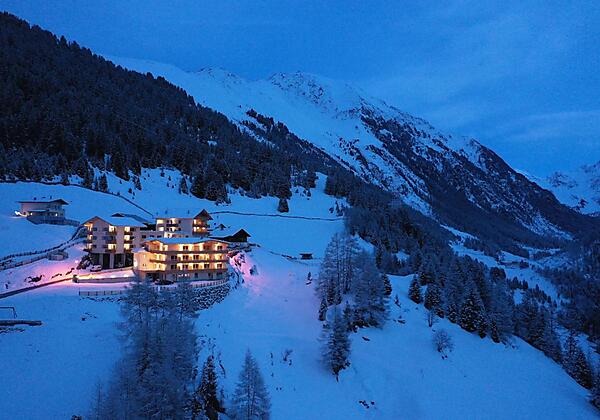 Hotel bei Nacht Winter