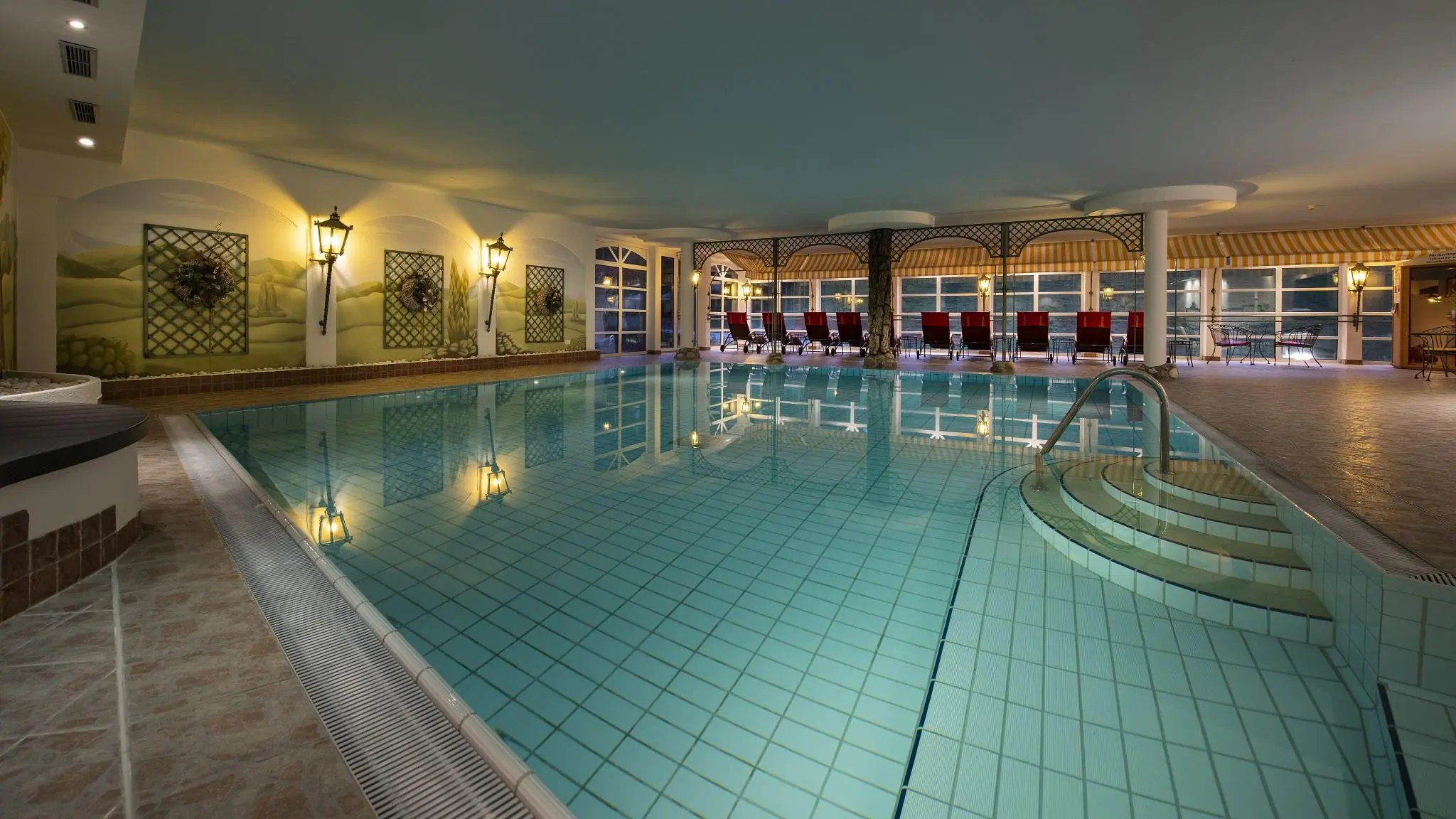 Panorama Hallenbad mit Blick auf die Piste