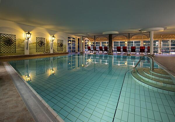 Panorama Hallenbad mit Blick auf die Piste