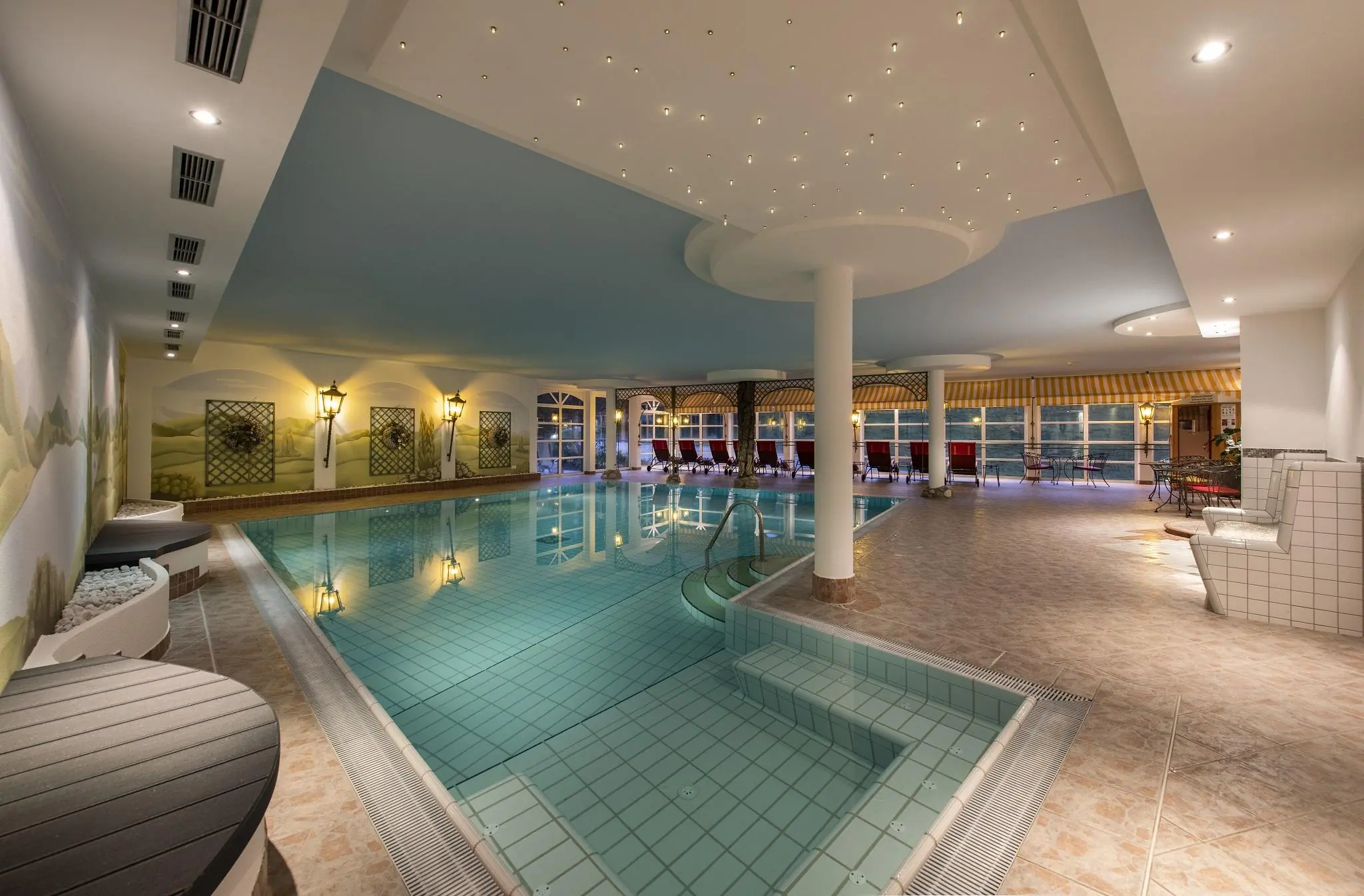 Panorama Hallenbad mit Blick in den Garten/Piste