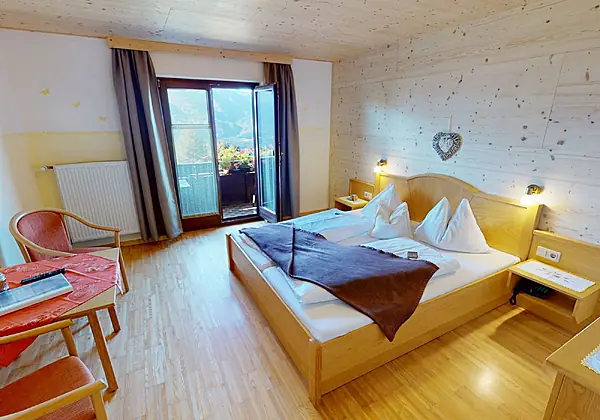 Doppelbettzimmer mit Balkon