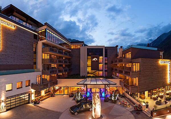 Bergland Sölden Aussenansicht Abend