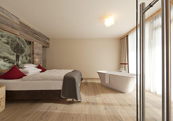 Wellness Suite mit freistehender Badewanne im Desi
