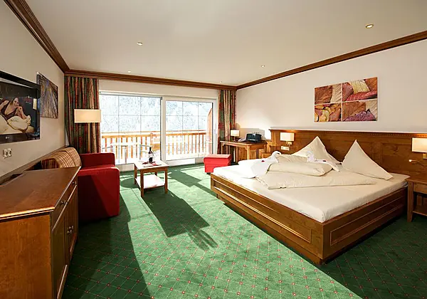 Ein Doppelzimmer 'Valisera de Luxe' im BergSPA & Hotel Zamangspitze