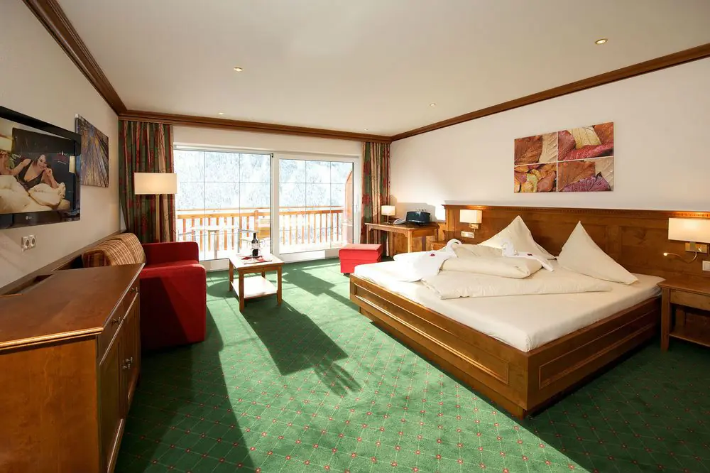 Ein Doppelzimmer 'Valisera de Luxe' im BergSPA & Hotel Zamangspitze