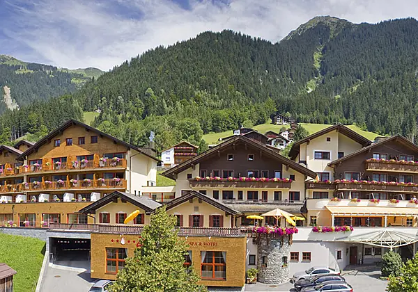 Aussenansicht vom BergSPA & Hotel Zamangspitze in St. Gallenkirch im Sommer