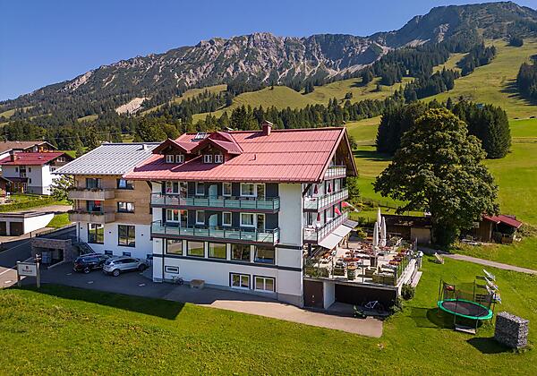 Außenansicht Sommer mit Iseler und Kühgund