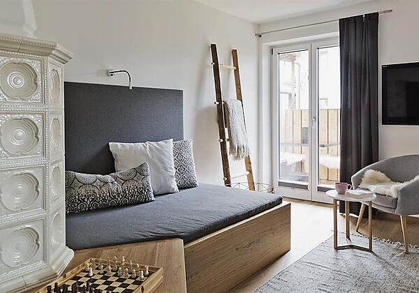 Gemütliches Wohnzimmer mit Sofa zum Chillen