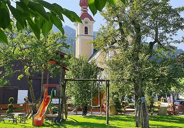 Garten mit Blick zur Kirche