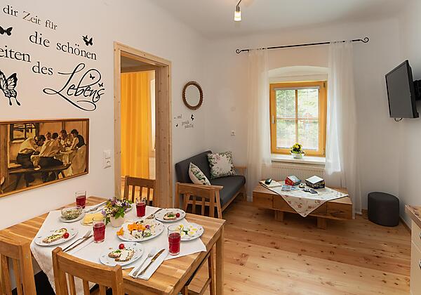 Wohnbereich mit TV und Spieletisch