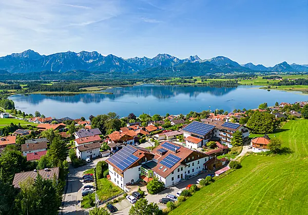 Biohotel Eggensberger mit Panorama auf See und Berge