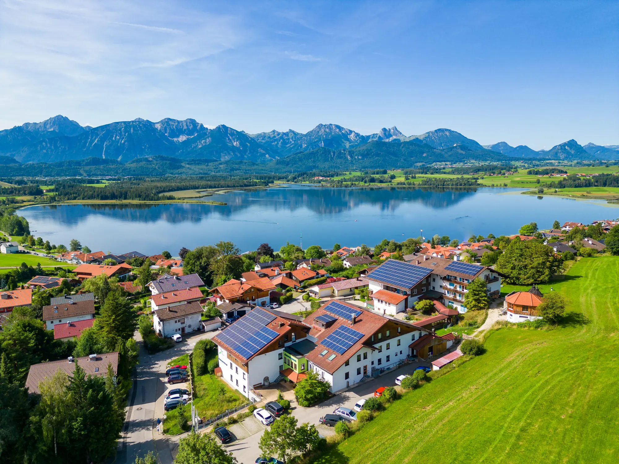 Biohotel Eggensberger mit Panorama auf See und Berge