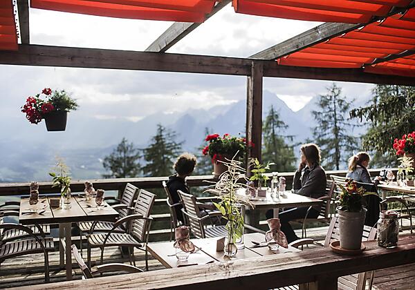 Abendessen auf der Sonnenterrasse im Sommer