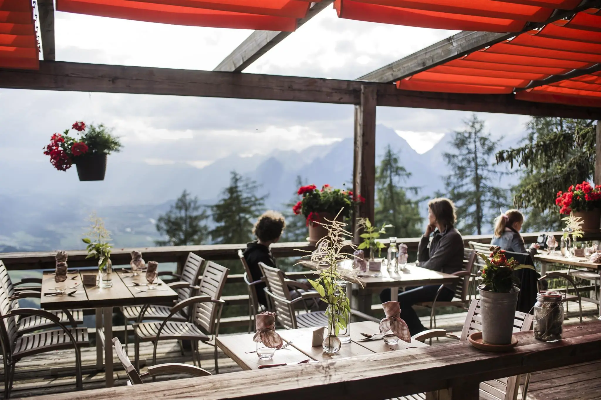 Abendessen auf der Sonnenterrasse im Sommer