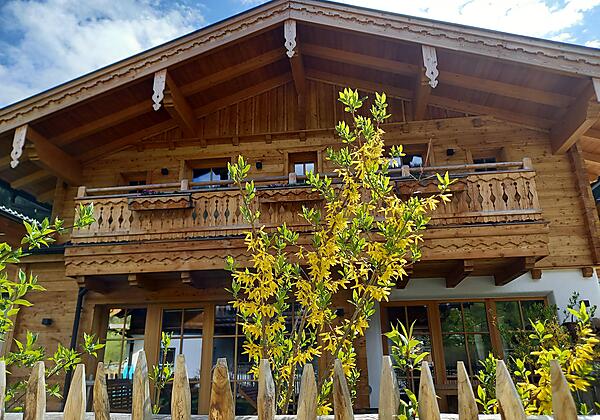 Akazienblüte in den Birnbaum Chalets