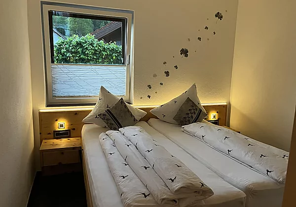 Schlafzimmer mit Zirbenbett