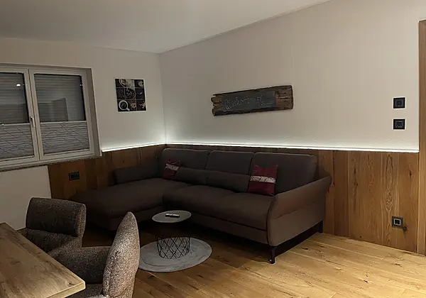 Wohnecke mit ausziehbarer Couch