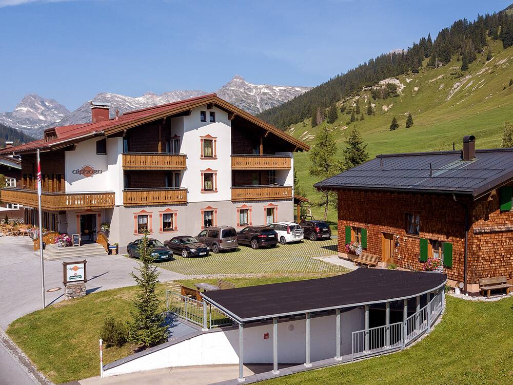 Blick auf das Gasthof Alphorn in Lech am Arlberg