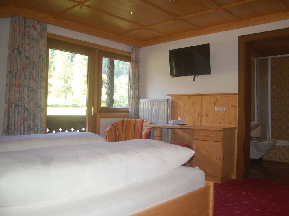 Blick in ein Komfortzimmer der Pension In der Mauer in St. Jakob im Defereggental