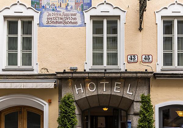 2022-04-27-Goldgasse-Hotel-Amadeus-by-Michael-Groe