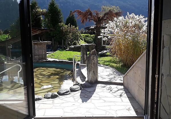 Aussicht vom Ruheraum der Sauna zum Schwimmteich